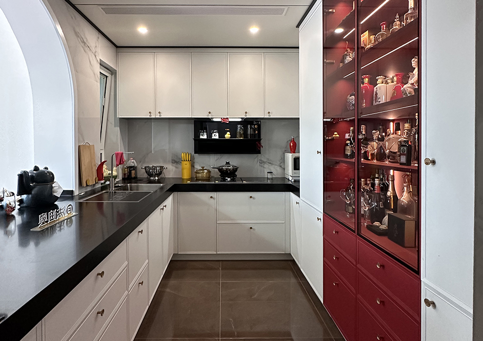 廚房裝修實(shí)景 | 撞色不銹鋼櫥柜的浪漫